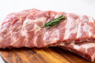 Taze çiğ domuz kaburgası. 