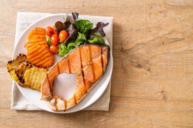 sebze ve patates kızartması ile ızgara somon biftek fileto