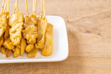 Domuz Satay-ızgara domuz fıstığı sosu veya tatlı ile servis ve 