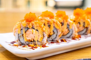 Peynir ile somon rulo suşi