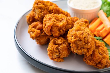 Kızarmış baharatlı tavuk kanadı