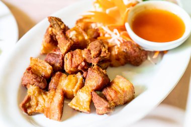 derin kızarmış domuz eti 