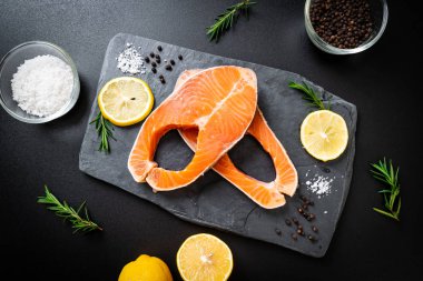 taze çiğ somon fileto biftek