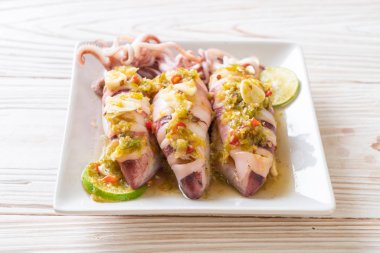 Baharatlı Chili ve limon sosu ile buharda squids