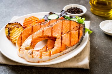 sebze ile ızgara somon biftek fileto