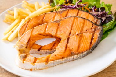 patates kızartması ile ızgara somon biftek fileto