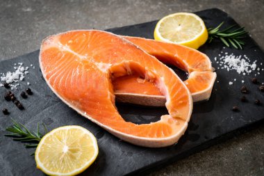 taze çiğ somon fileto biftek