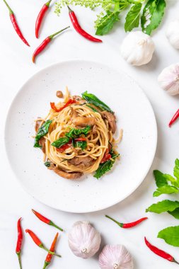 tavuk ve fesleğen ile karıştırın-kızarmış spagetti