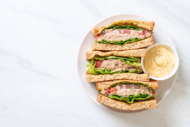 Ev yapımı ton balıklı sandviç 