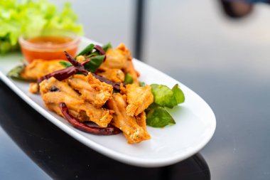 Kızarmış tavuk kanadı.