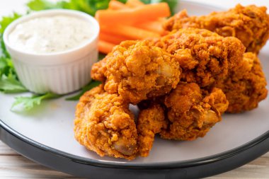 Kızarmış baharatlı tavuk kanadı