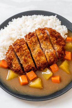 Çıtır çıtır kızarmış domuz pirzola köri ve pilav ile 