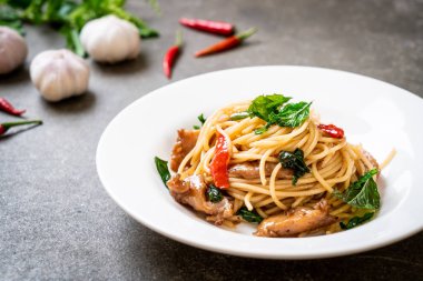 tavuk ve fesleğen ile karıştırın-kızarmış spagetti