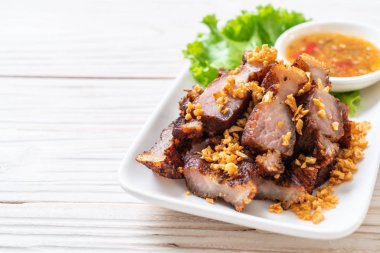 Fried çizgili domuz eti veya gevrek domuz eti veya derin kızarmış domuz eti