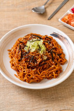 Kore sıcak ve baharatlı anlık noodle kimchi ile