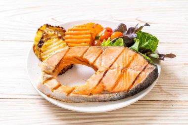 sebze ile ızgara somon biftek fileto