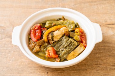 Acı kabak ve domuz eti ile korunmuş hardal yeşil çorba 