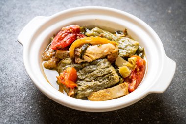 Acı kabak ve domuz eti ile korunmuş hardal yeşil çorba 