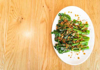 Istırla kızarmış Çin brokoli veya Lahana istiridye soslu karıştırın