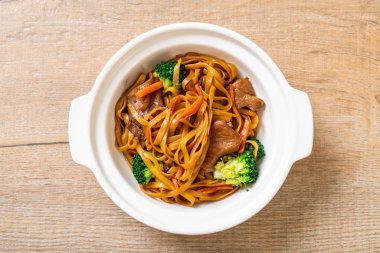 domuz ve sebze ile kızarmış erişte