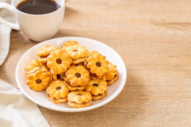 ananas reçeli ile bisküvi