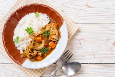 Japon köri pirinç dilimlenmiş domuz eti, havuç ve soğan ile