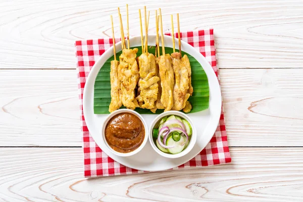 Satay sertés-grillezett sertéshússal, mogyoró mártással, vagy édes és — Stock Fotó