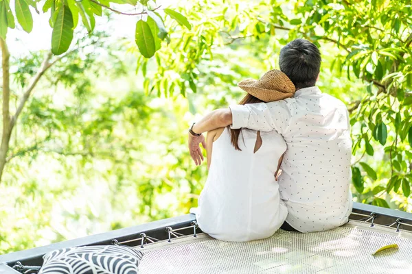 Jovem casal asiático feliz no amor no berço varanda — Fotografia de Stock