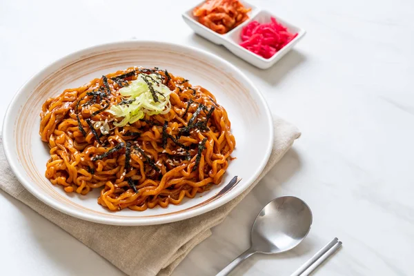 Korean hot and spicy instant noodle with kimchi — Stock Photo, Image