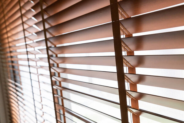 Деревянные ставни на окне в гостиной
