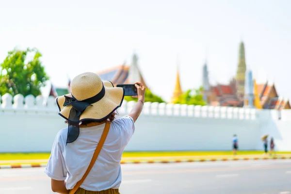 Glücklich asiatische Frau reisen in thailand — Stockfoto