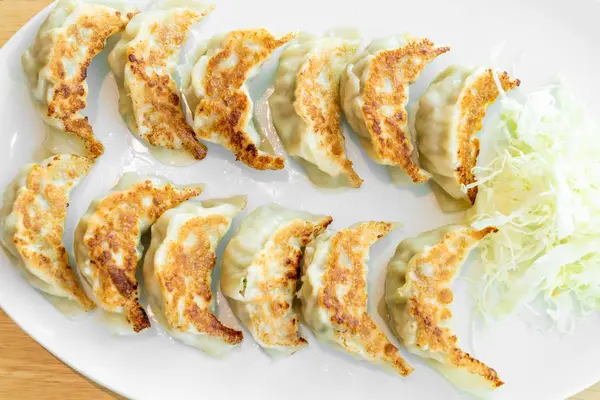 Gyoza japonesa o albóndigas con salsa de soja —  Fotos de Stock