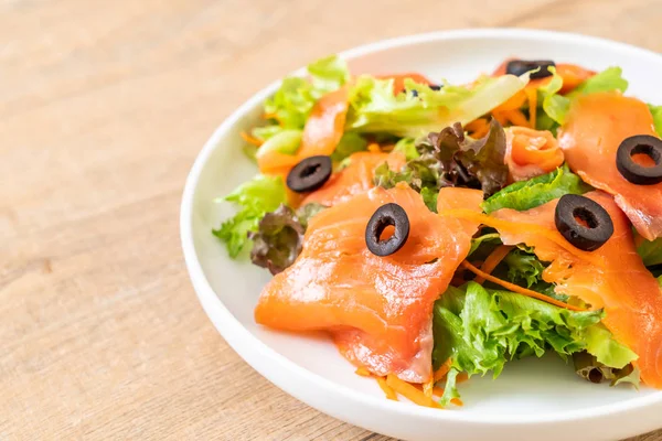 Smoked salmon salad — Stock Photo, Image