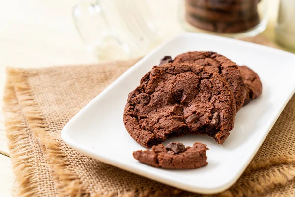 Schokoladenkekse mit Schokoladenchips — Stockfoto