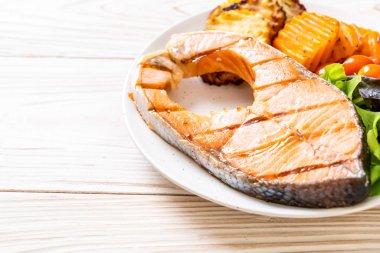 sebze ile ızgara somon biftek fileto