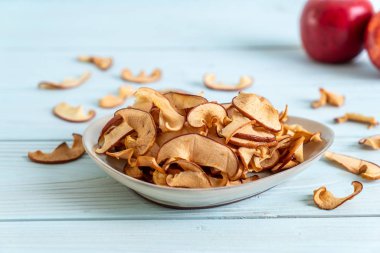 Ev yapımı kurutulmuş organik elma dilimli