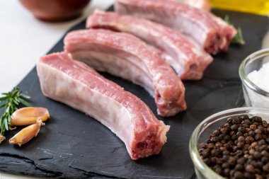 Taze Çiğ domuz kaburga malzemelerle