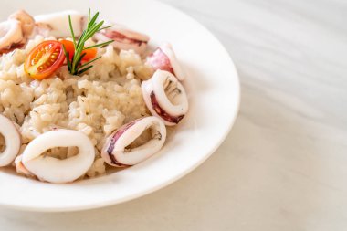 Kalamarlar veya ahtapot risotto