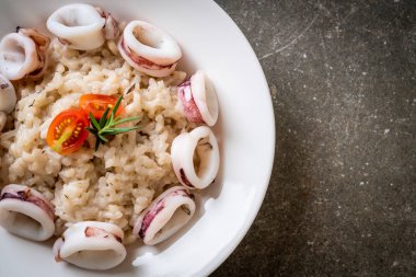 Kalamarlar veya ahtapot risotto