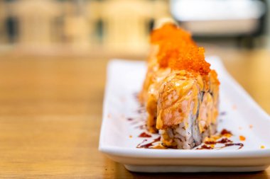 Peynir ile somon rulo suşi