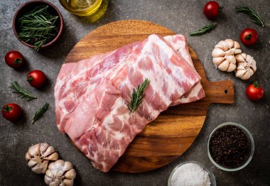Taze çiğ domuz kaburgası. 