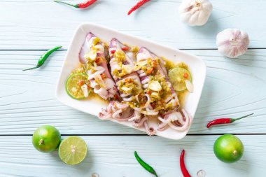 Baharatlı Chili ve limon sosu ile buharda squids