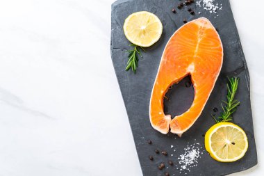 taze çiğ somon fileto biftek