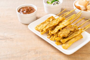 Domuz Satay-ızgara domuz fıstığı sosu veya tatlı ile servis ve 