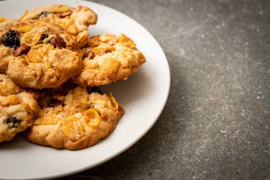 Mısır gevreği üzüm ve badem ile kurabiye