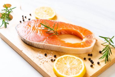 taze çiğ somon fileto biftek