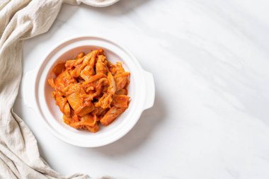 kimchi ile tavada kızartılmış domuz eti