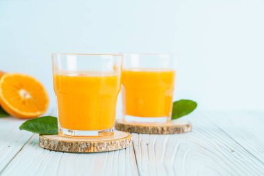 Ahşap arka plan üzerinde taze portakal suyu