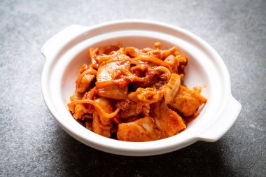 kimchi ile tavada kızartılmış domuz eti