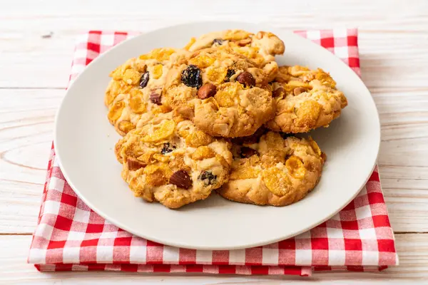 Mısır gevreği üzüm ve badem ile kurabiye